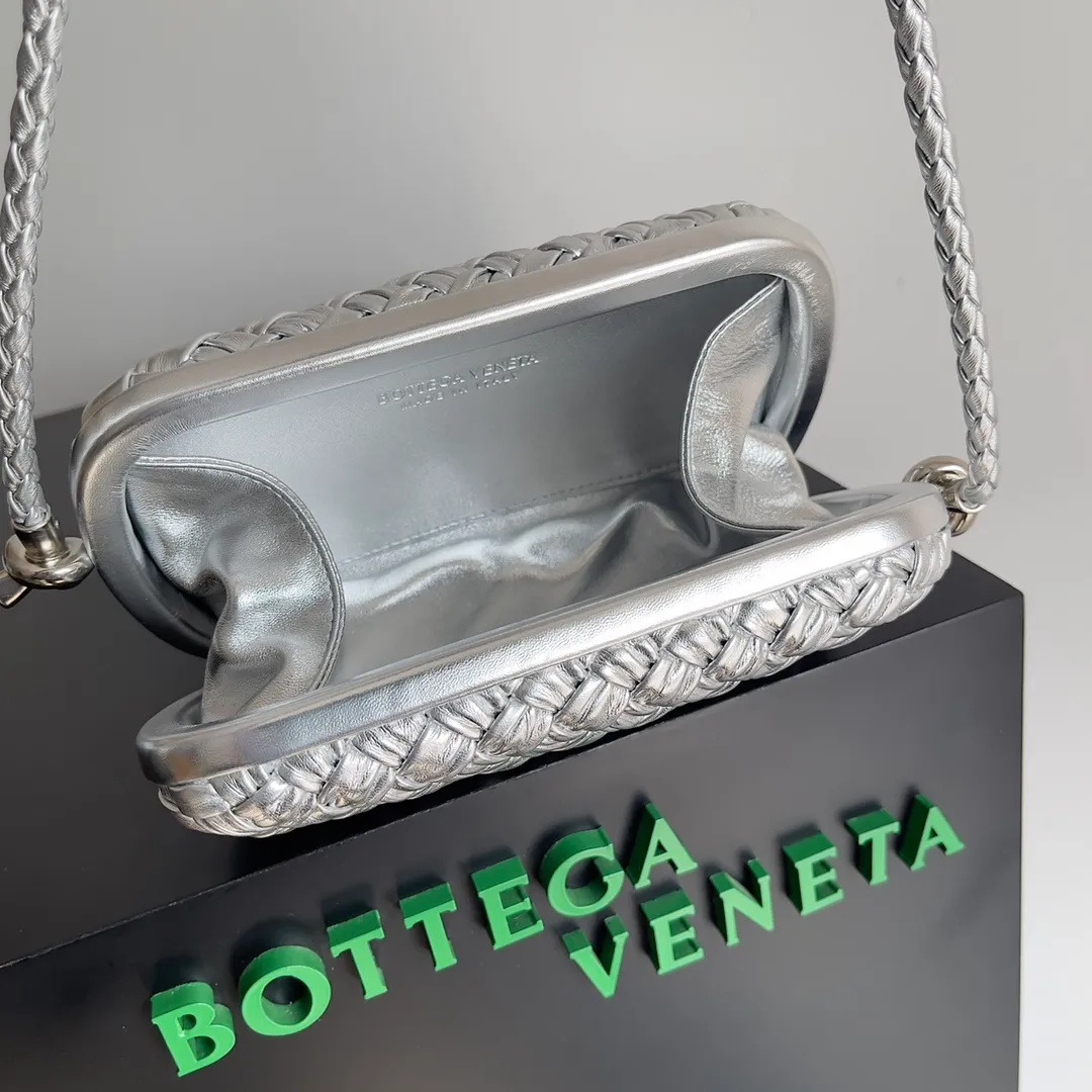 Batch 2100 𝘽𝙤𝙩𝙩𝙚𝙜𝙖 𝙫𝙚𝙣𝙚𝙩𝙖 (Higher version) Original leather ➕ Stainless steel hardware ➕ 24k real gold plating ➕ Fully handmade Jordanian Queen Rania and Princess Iman Knot clutch bag attended the event Real old money A must-have style❤️ The Knot classic is reproduced😌A small belt has been added to carry it on the shoulder🉑A must-have bag for important occasions, making your outfit more attractive✨ It is shipped with a full set of packaging from the factory, welcome to compare Style number: 717623 Size: 20.5*6*12.5